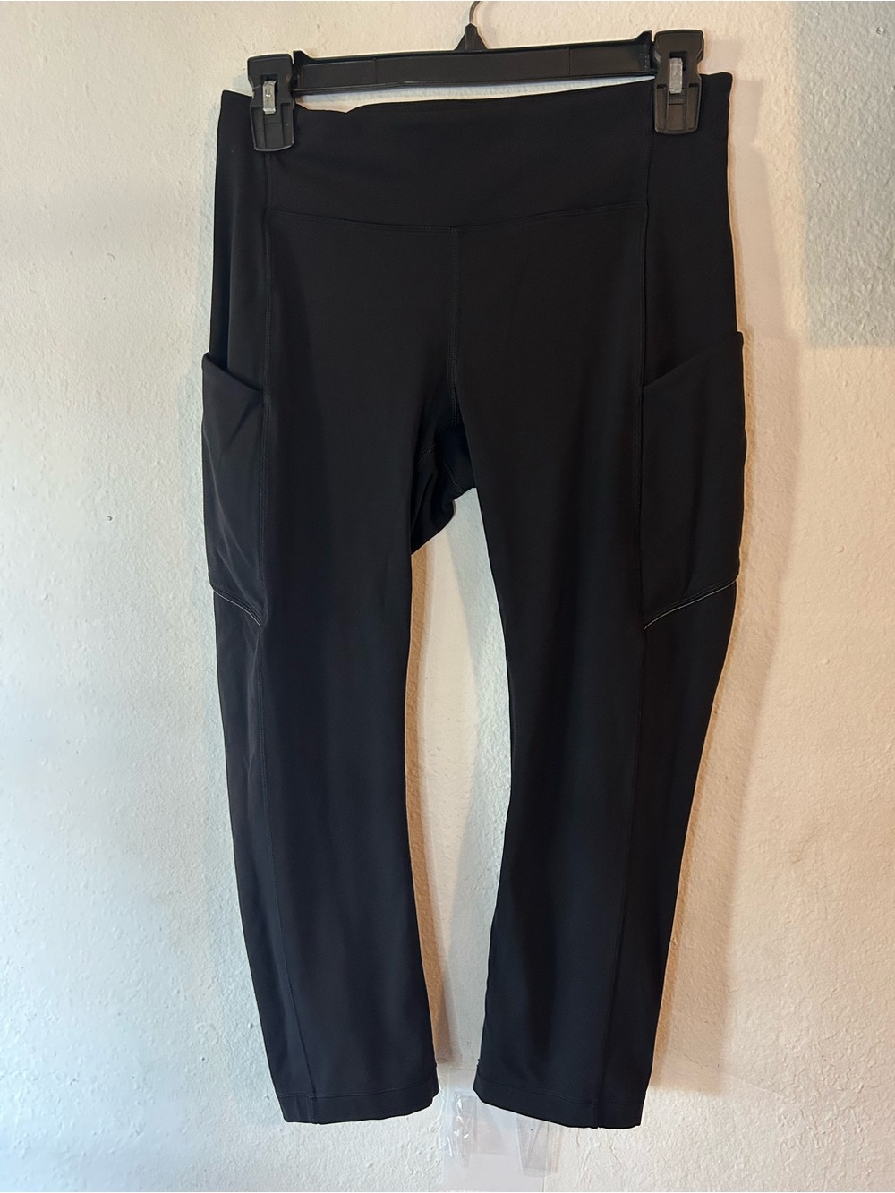Lululemon women’s size 6 black high waisted  cropped  pull on leggings